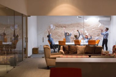 Grup genç iş adamları belgeleri atma