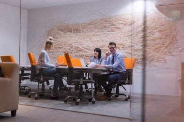 Modern ofis binasındaki bir toplantıda iş ekibi