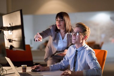 Gece ofisindeki genç tasarımcılar.