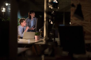 Gece ofisindeki genç tasarımcılar.