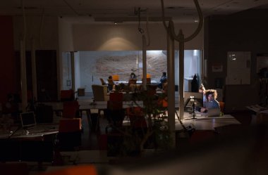 Gece ofisindeki genç tasarımcılar.