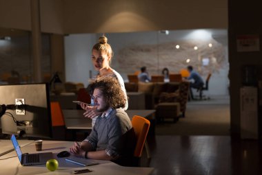 Gece ofisindeki genç tasarımcılar.