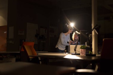 Gece ofisindeki genç tasarımcılar.