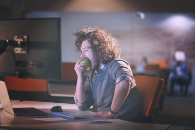 adam yeme elma ofisinde