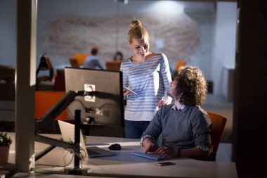 Gece ofisindeki genç tasarımcılar.