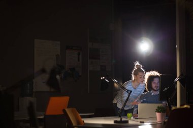 Gece ofisindeki genç tasarımcılar.