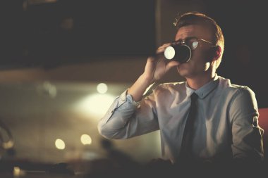Geç saatlere kadar yorgun iş adamı