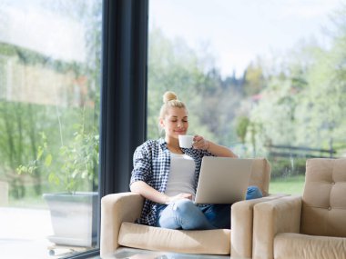 kahve zevk rahatlatıcı yaşam tarzı içme kadın