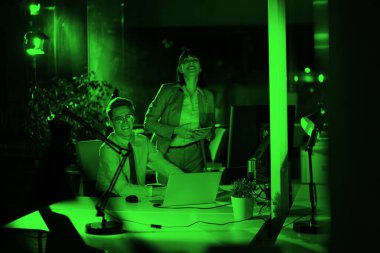 Gece ofisindeki genç tasarımcılar.