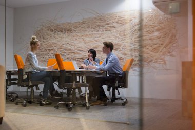 Modern ofis binasındaki bir toplantıda iş ekibi