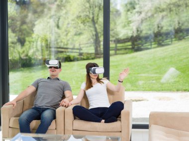 Sanal gerçeklik kulaklık kullanarak çift