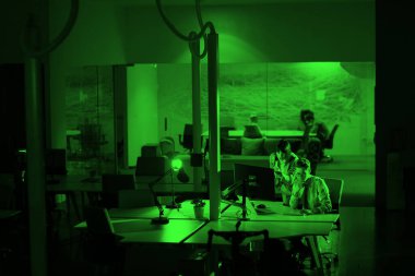 Gece ofisindeki genç tasarımcılar.