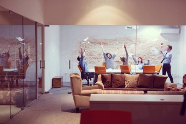 Grup genç iş adamları belgeleri atma