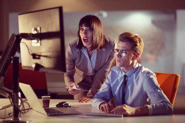 Gece ofisindeki genç tasarımcılar.