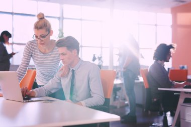 İki laptop ofiste iş insanlar ile çalışma