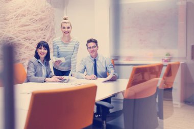 Modern ofis binasındaki bir toplantıda iş ekibi