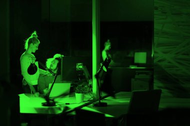 Gece ofisindeki genç tasarımcılar.