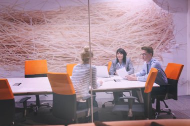 Modern ofis binasındaki bir toplantıda iş ekibi