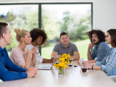 Çok ırklı başlangıç iş takım