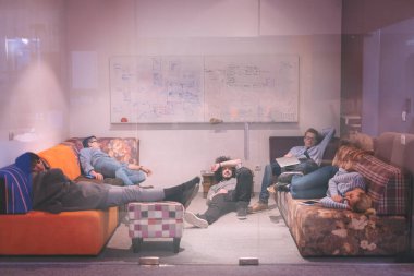 yazılım geliştiriciler yaratıcı başlangıç Office kanepede uyuyor