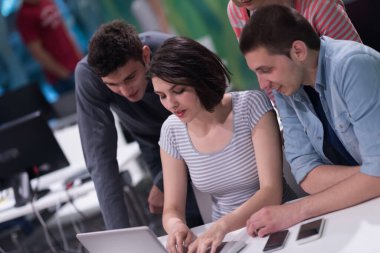 bir grup öğrenci çalışıyor