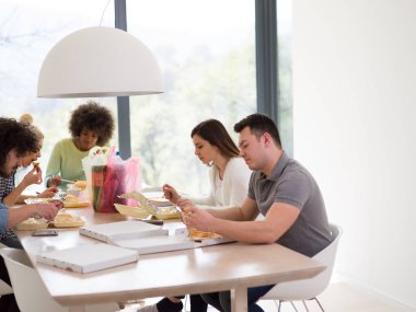 mutlu arkadaş öğle vakti çok ırklı grubu