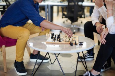 Satranç oynayan çok ırklı iş adamları grubu