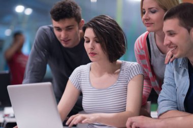 bir grup öğrenci çalışıyor