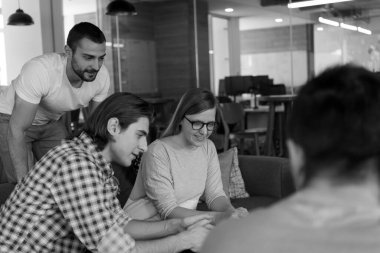 Takım toplantısı ve beyin fırtınası.