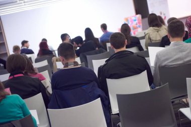 İş Etkinliği 'nde konuşma yapan konuşmacı.
