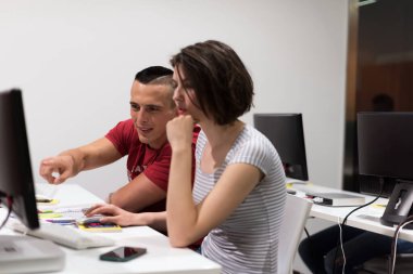 Bilgisayar laboratuarı okulunda çalışan teknoloji öğrencileri grubu