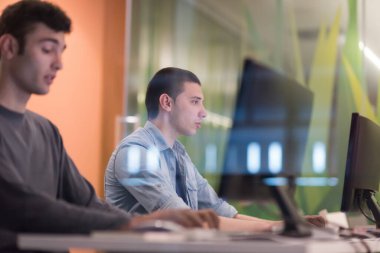 Bilgisayar laboratuarı okulunda çalışan teknoloji öğrencileri grubu