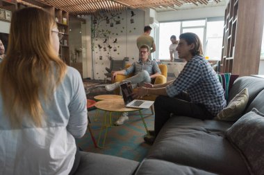 Takım toplantısı ve beyin fırtınası.