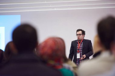 İş Etkinliği 'nde konuşma yapan konuşmacı.