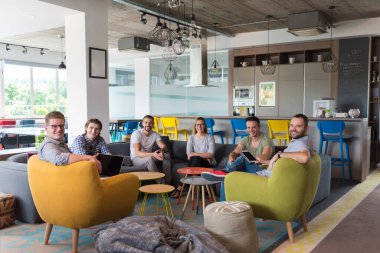 Takım toplantısı ve beyin fırtınası.