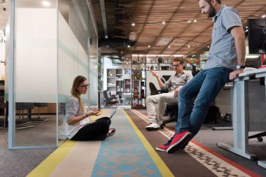 Günlük takım toplantısı ve beyin fırtınası.