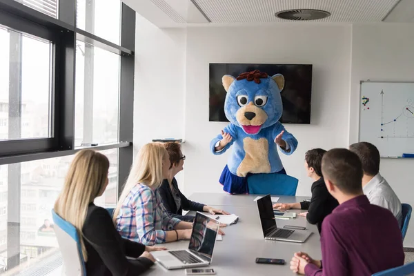 老板打扮得像只熊 和时髦办公室里的生意人玩得开心 — 图库照片