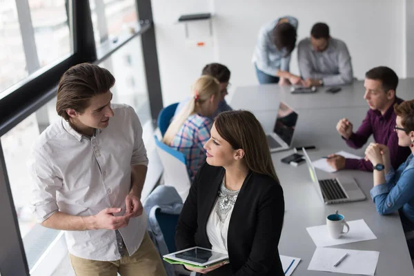 İş insanlar çalışma ile Tablet Office