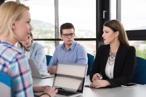 Modern ofis binasındaki bir toplantıda iş ekibi