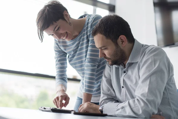 Két Üzleti Ember Dolgozik Tablet Office Indítási — Stock Fotó