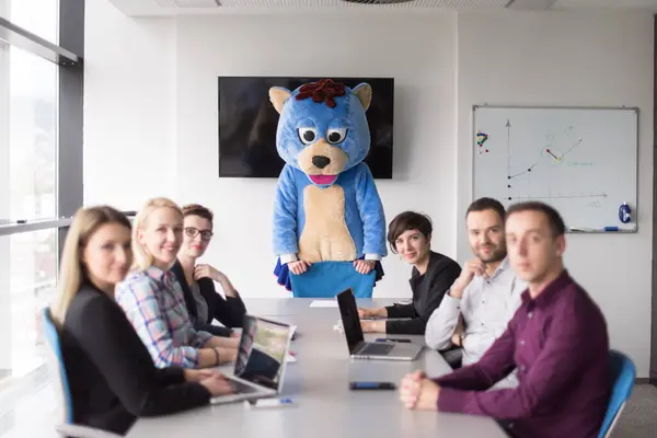 Szef Przebrany Niedźwiedzia Zabawy Ludźmi Biznesu Modnym Biurze — Zdjęcie stockowe