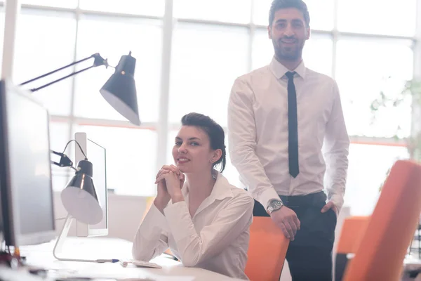 オフィスでのビジネスのカップルの肖像画 — ストック写真