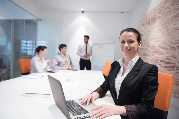 Young Business Woman Meeting Using Laptop Computer — Stock Photo, Image