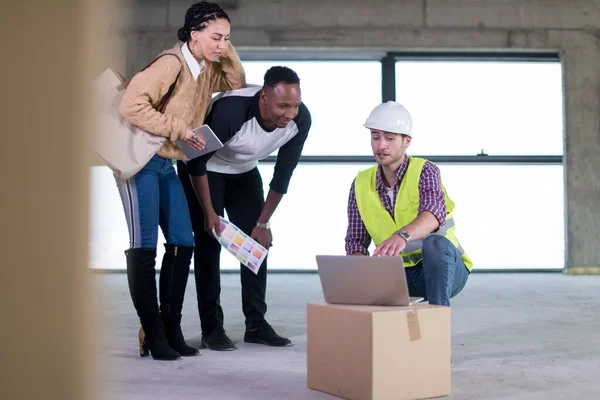 Engineer Showing House Design Plans Young Multiethnic Couple — Stock Photo, Image