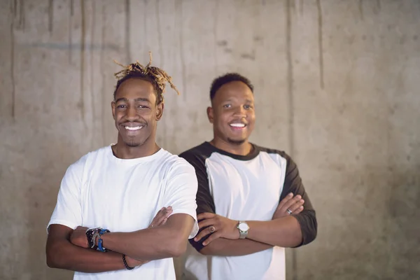 Retrato Dois Empresários Negros Frente Uma Parede Concreto — Fotografia de Stock
