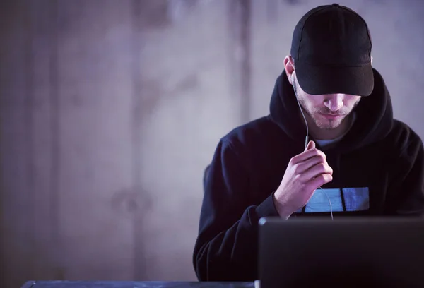 Karanlık Ofiste Çalışırken Dizüstü Bilgisayar Kullanan Yetenekli Bir Hacker — Stok fotoğraf