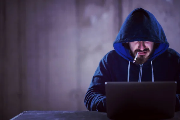 Hacker Joven Usando Ordenador Portátil Mientras Trabaja Oficina Oscura — Foto de Stock
