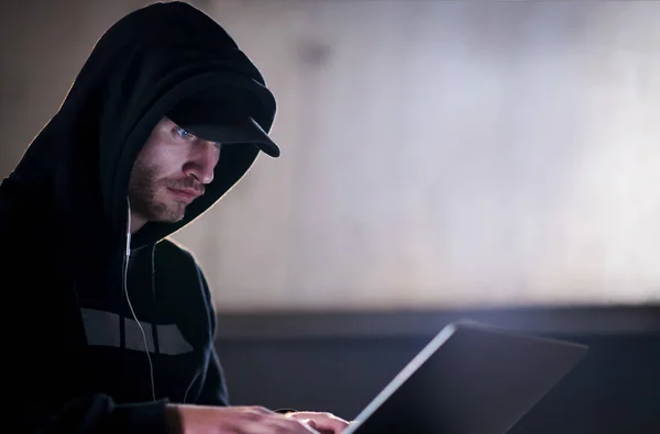 Utalentowany Haker Korzystający Laptopa Podczas Pracy Ciemnym Biurze — Zdjęcie stockowe