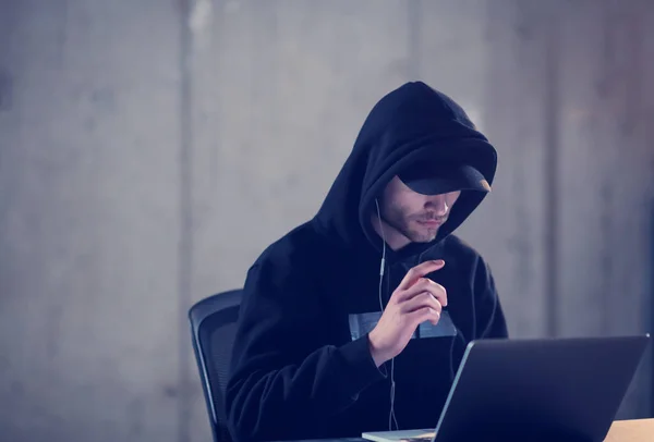Hacker Talentoso Usando Ordenador Portátil Mientras Trabaja Oficina Oscura — Foto de Stock