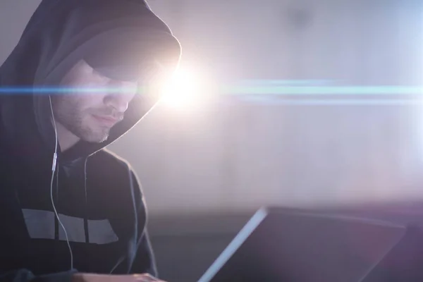 Genç Yetenekli Hacker Karanlık Ofiste Çalışırken Dizüstü Bilgisayar Kullanıyor — Stok fotoğraf